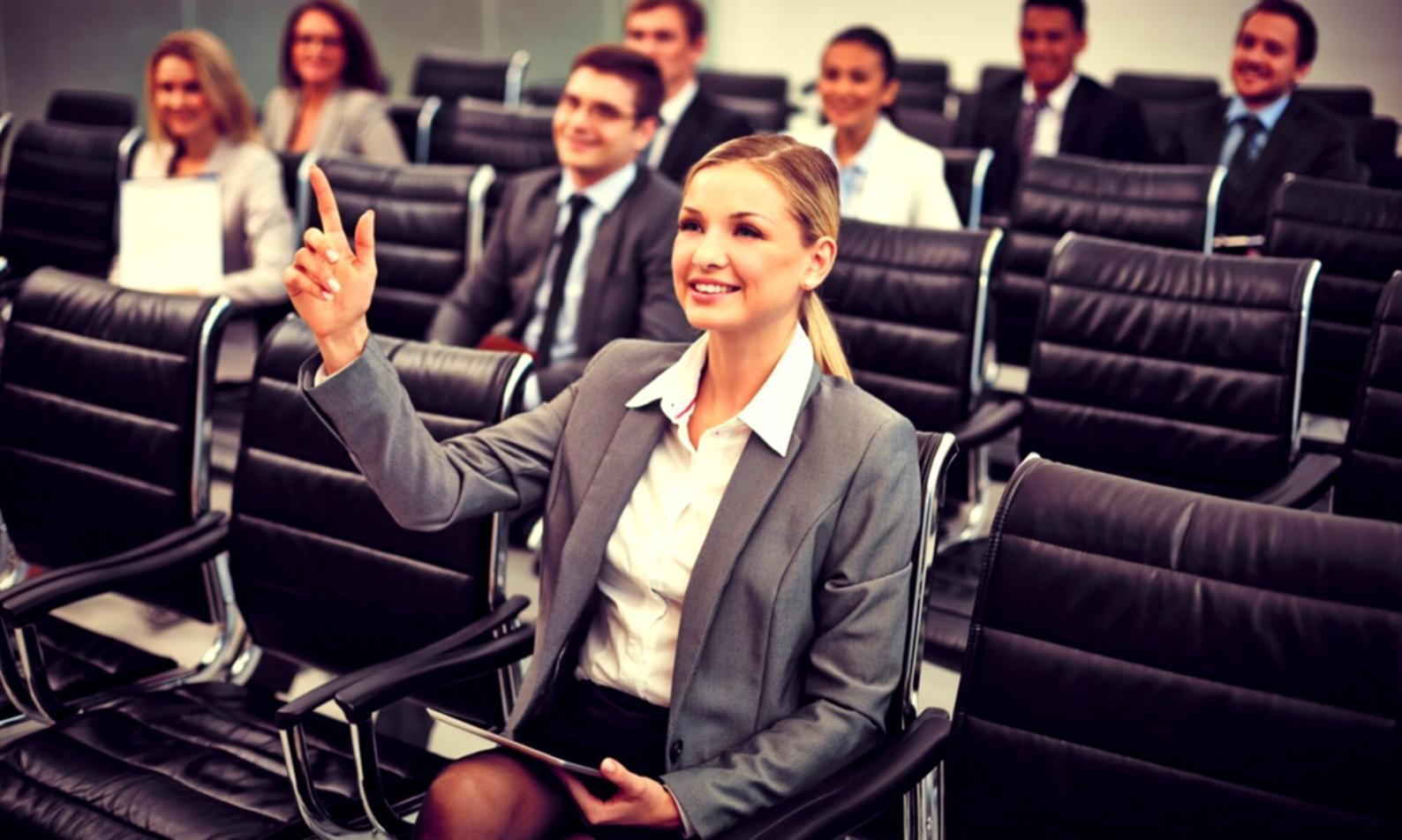 Ruang kerja Grelvoxim dengan suasana profesional