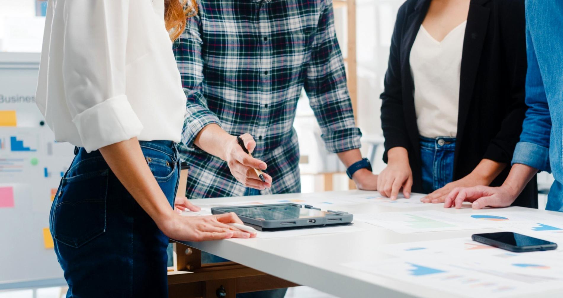 Mahasiswa mengerjakan proyek analisis trading dengan data pasar riil