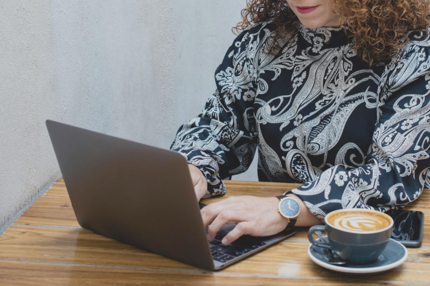 Suasana belajar trading dari rumah dengan setup yang nyaman